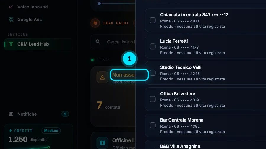 Il pannello Contatti non assegnati aperto dalla scheda Liste: 7 contatti senza lista, fra cui una chiamata in entrata, Lucia Ferretti, Studio Tecnico Valli, Ottica Belvedere e Bar Centrale Morena, ognuno in fase Nuovo con i pulsanti per spostarlo o aprirlo e in alto Seleziona tutti i caricati
