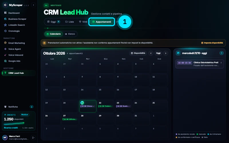 La scheda Appuntamenti del CRM in vista Calendario: ottobre 2026 con 4 appuntamenti il 21, 22, 23 e 27, il pannello di mercoledì 21 con la Clinica Odontoiatrica Prati alle 15:00 fissata dall'assistente vocale, la legenda dei colori e in alto l'avviso Prenotazioni automatiche non attive con Imposta disponibilità