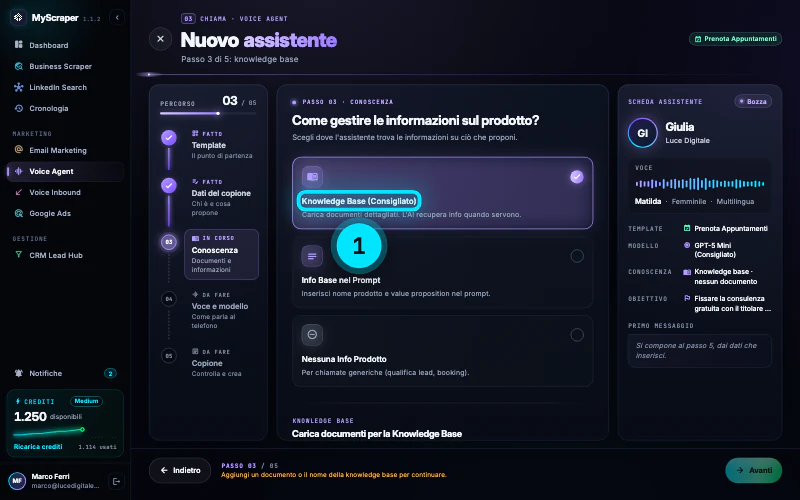 Il passo 3 di 5 con tre scelte: Knowledge Base (Consigliato) selezionata, Info Base nel Prompt e Nessuna Info Prodotto; in basso l'avviso «Aggiungi un documento o il nome della knowledge base per continuare».
