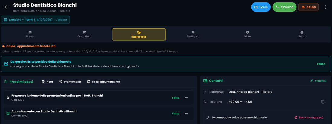 Scheda di un lead nel CRM di MyScraper: lo studio con referente e qualifica, la fase Interessato, il livello Caldo, l'attività da gestire e i prossimi passi